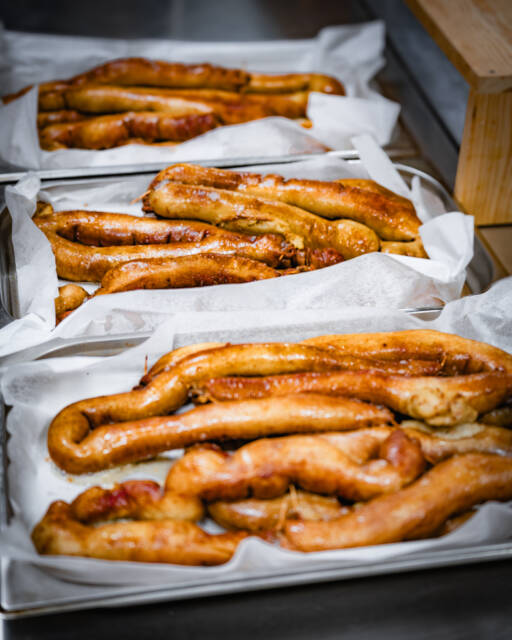 🥔 Nasi klienci mówią jednym głosem – najlepsza kiszka na Podlasiu! 🥔

Złocista, chrupiąca z wierzchu, miękka i aromatyczna w środku.
Obok niej – klasyczna babka ziemniaczana, jak z podlaskiej kuchni babci 💛

U nas smak to nie tylko tradycja – to codzienny rytuał tworzenia od podstaw, ze świeżych, lokalnych składników.

Bo na Podlasiu wiemy jedno – smak ma znaczenie.