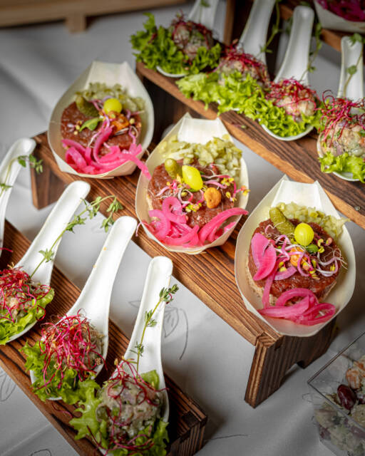 🩷 Tatar w monoporcjach – mała forma, wielki smak. 

Tatar wołowy z ogórkiem kiszonym i cebulą marynowaną.
Tatar z łososia – delikatny, świeży i pełen aromatu.
Każdy przygotowany tuż przed serwowaniem, z najlepszych składników i podany tak, że aż szkoda ruszać… ale tylko przez chwilę 😉