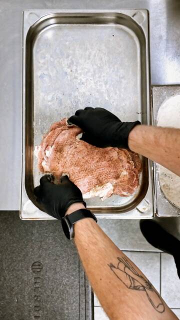 Nic tak nie smakuje jak domowy obiad 🩷

U nas każdy schabowy jest robiony od podstaw — rozklepany, panierowany i smażony tak, jak lubimy najbardziej: na złoto i chrupiąco.
A potem trafia prosto do pudełka i jeszcze ciepły jedzie do Ciebie 🚗🍽️

media production: @marathabitat