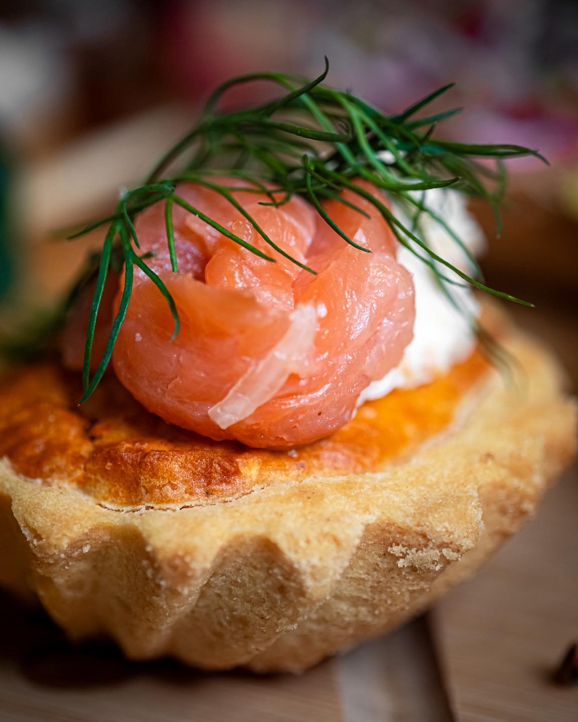 Kruche cudo z łososiem – klasyka w najlepszym wydaniu.

Smak, który dodaje klasy każdemu spotkaniu. ✨

media production: MaratHabitat