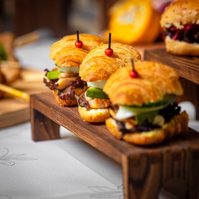 Planujesz wydarzenie w firmie?
Przygotujemy wszystko — od świeżych przekąsek po ciepłe dania.
Ty prowadzisz spotkanie, my dbamy, żeby nikt nie wyszedł głodny.

media production: @marathabitat