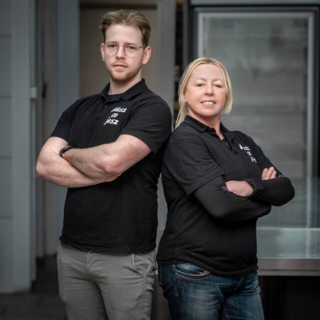 W kuchni najważniejsza jest pewność. Pewność smaku, świeżości i tego, że wszystko zostanie dopięte na ostatni guzik.
A za tą pewnością stoimy my — Filip i Agnieszka, rodzinny duet, który tworzy „Wiesz co jesz”.

To my odpowiadamy za każde zamówienie, każdy stół pełen przekąsek i każdą firmową realizację na Podlasiu. Z pasją przygotowujemy świeże, domowe jedzenie i dbamy o to, by wszystko — od małych spotkań po większe wydarzenia — było zrobione tak, jak sami chcielibyśmy być obsłużeni.

Dziękujemy, że wybieracie lokalnych. ❤️🍽️

media production: MaratHabitat